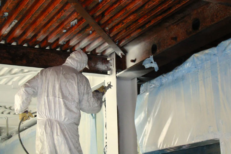 “Applicazione di vernice intumescente su struttura metallica per la protezione passiva al fuoco”.